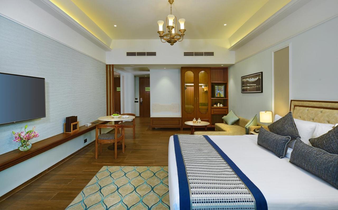 Gift City Club, A Member Of Radisson Individuals Гандинагар Екстериор снимка